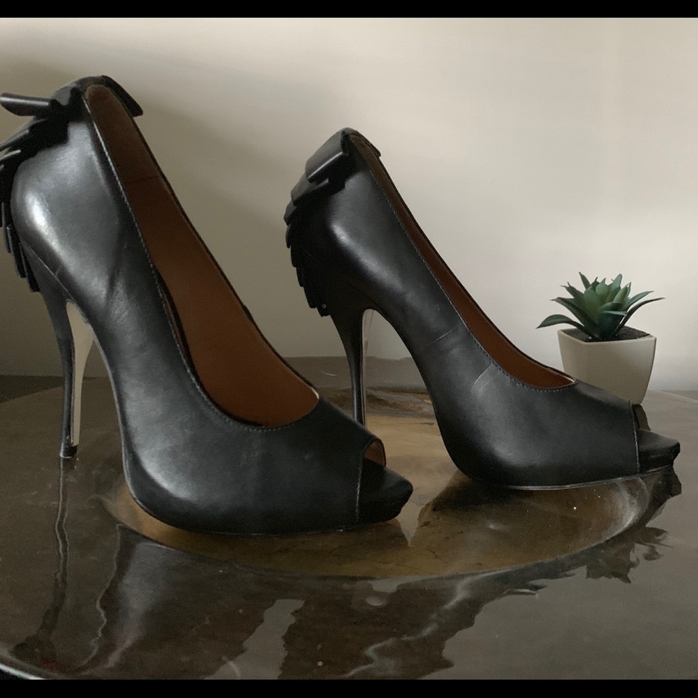 Heeled leather shoes